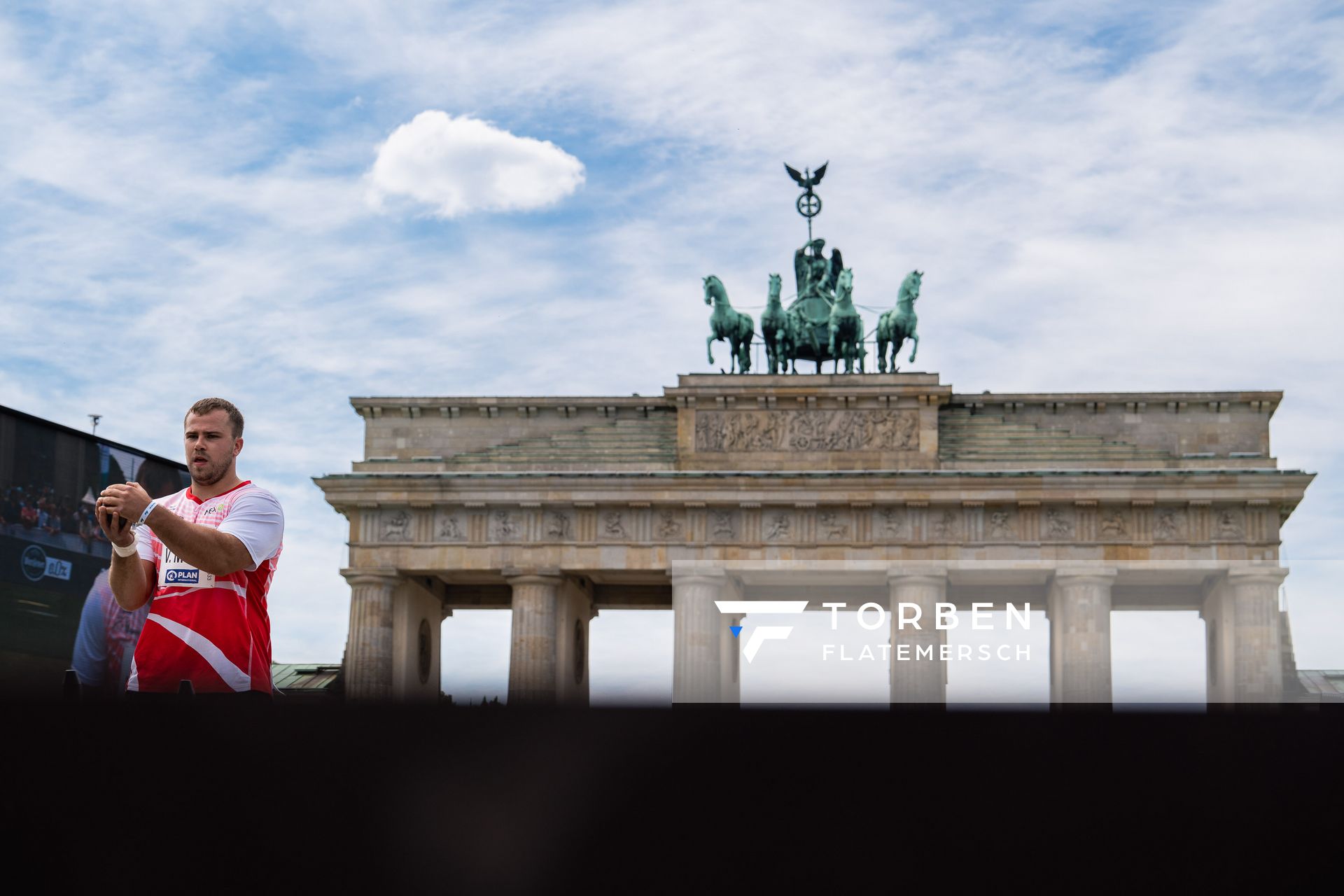 Valentin Moll (LC Rehlingen) beim Kugelstossen waehrend der deutschen Leichtathletik-Meisterschaften auf dem Pariser Platz am 24.06.2022 in Berlin